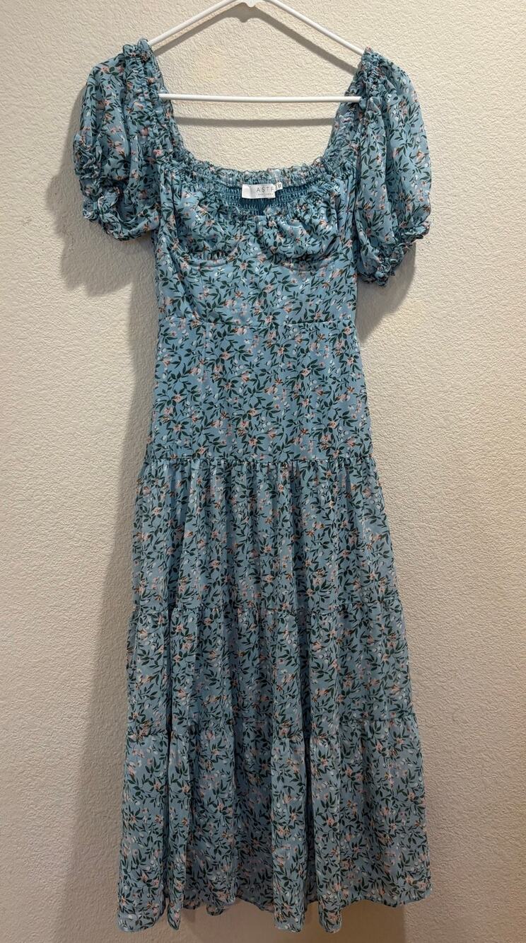 ASTR The Label Blue Pink Floral Sweetheart Neck Smocked Midi Dress Size S